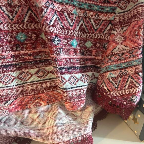 Almost Famous Red and Blue Patterned Hi Low Long Sleeve Top Size L - Picture 13 of 15